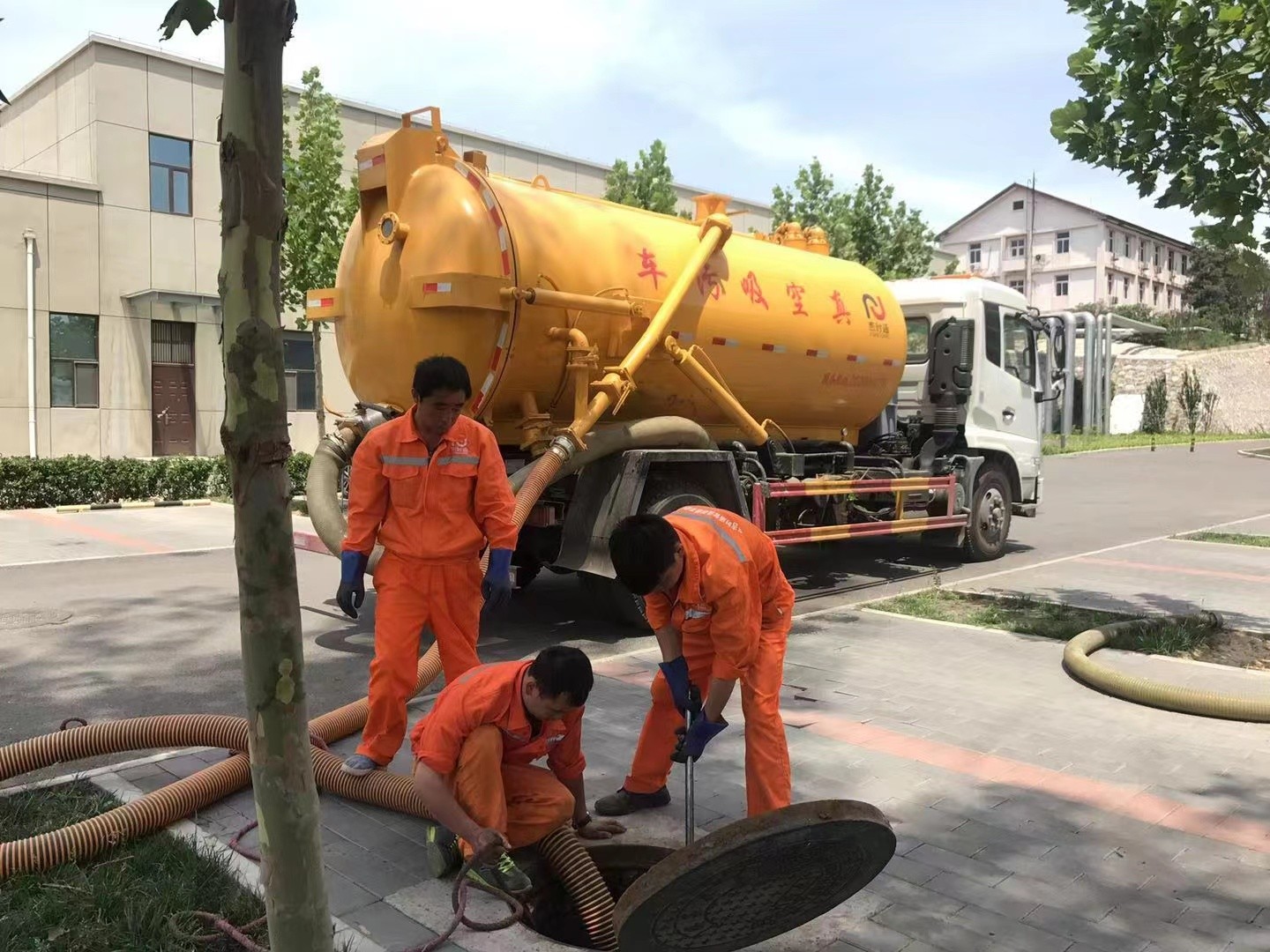 昌北管道疏通车停在窨井附近