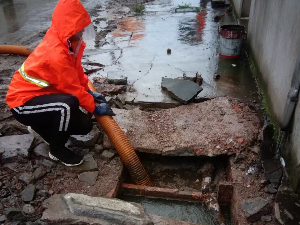 昌北专业清理污水池 炜誉市政以规范流程守护城市 “肠道”