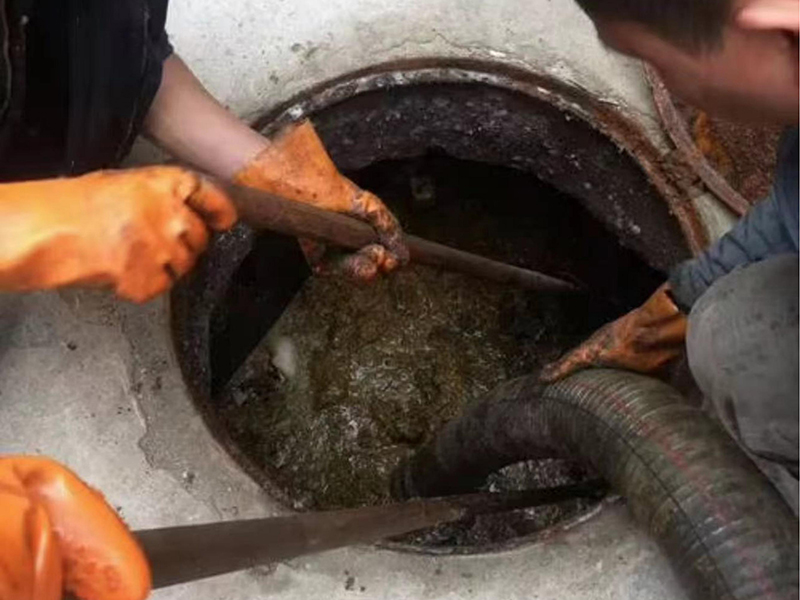 昌北清理化粪池时如何避免沼气的危害?